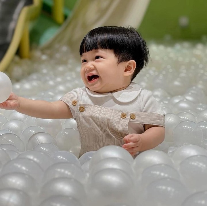 <p>Lewat unggahan di media sosial, Bunda tiga anak ini juga cukup sering membagikan berbagai momen keseharian Danish. Pada foto yang satu ini, Si Kecil terlihat begitu ceria saat asyik bermain di kolam mandi bola. (Foto: Instagram @kesharatuliu05)</p>