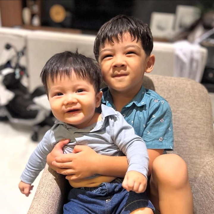 <p>Meski baru genap berusia satu tahun, ketampanan Danish sepertinya sudah mulai terlihat nih, Bunda. Selain memiliki kulit yang putih, ia juga punya mata yang sipit. Bahkan, Danish disebut sangat mirip dengan Balint, lho. Hal ini diungkapkan langsung oleh sang nenek, Mona Ratuliu. "Lho kok miriiiipppp. Ini Balint dan ponakannya Danish," kata Mona. (Foto: Instagram @monaratuliu)</p>