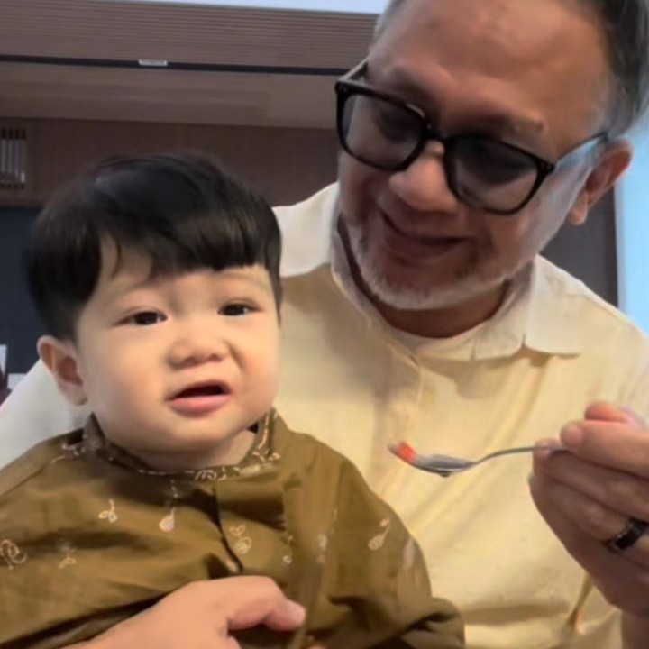 <p>Tidak hanya disebut oleh Mona, kemiripan wajah Danish dengan Balint juga banyak disorot oleh netizen, Bunda. Momen ini terlihat saat Danish sedang menikmati <em>quality time</em> bersama sang kakek, Indra Brasco. "Mirip Balint ya Danish," kata<em> @elg****.</em> "Ya ampun kirain Balint, mirip banget," ungkap <em>@des****.</em> "Lama banget enggak ikutin keluarga ini, kaget pas lihat aku kira Balint," tambah <em>@het****</em>. (Foto: Instagram @indrabrasco)</p>