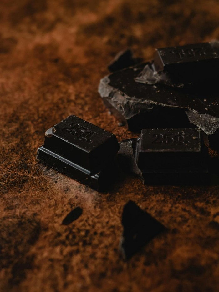 Dark chocolate sehat, tetapi bisa berdampak negatif jika dikonsumsi berlebihan.