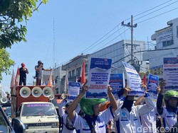 Massa Buruh Datangi Kantor Gubernur Jatim, Minta Outsourcing Dihapus