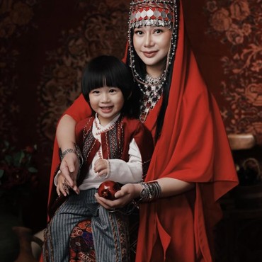 Ibu Denise Chariesta Disiplinkan Cucu dengan Tegas, Gaya Parenting Langsung Disorot