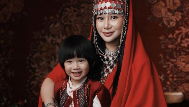 Ibu Denise Chariesta Disiplinkan Cucu dengan Tegas, Gaya Parenting Langsung Disorot