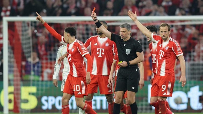 Alvaro Arbeloa kecewa dengan keputusan wasit dalam laga Bayern Munchen versus Real Madrid karena memberi kartu merah Eduardo Camavinga.