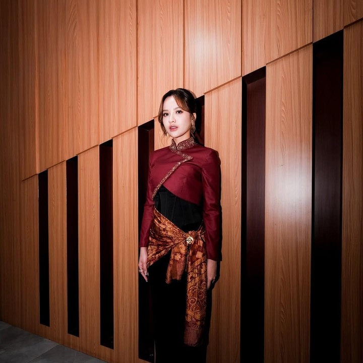 <p>Gaya Anggi Marito juga tak kalah memikat dalam penampilannya yang berbalut kebaya janggan modern bernuansa merah maroon dengan sentuhan kain batik, menciptakan perpaduan klasik dan kontemporer yang anggun bak Kartini masa kini. (Foto: IG @anggimarito)</p>