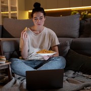 5 Ciri Kepribadian Orang yang Suka Menonton Film Sama Berulang Kali Menurut Ilmu Psikologi