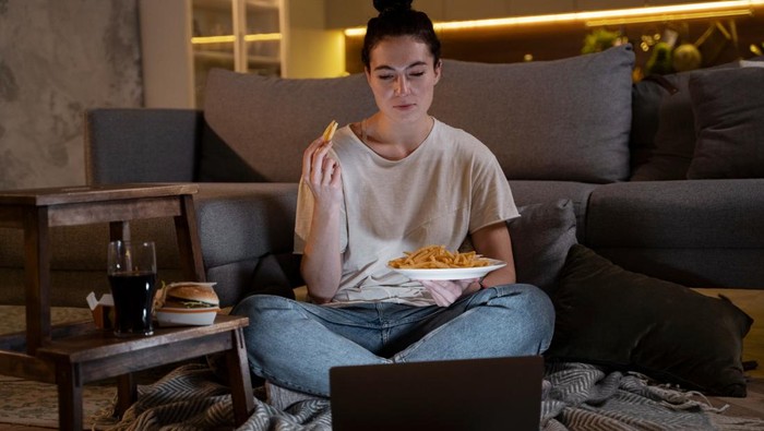 5 Ciri Kepribadian Orang yang Suka Menonton Film Sama Berulang Kali Menurut Ilmu Psikologi