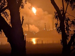 Kebakaran Besar di Kilang Minyak Australia Sempat Tak Terkendali