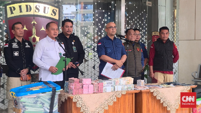 Kejaksaan Agung menyita barang bukti Rp12 miliar dan sertifikat kebun sawit dari kasus TPPU eks pejabat MA Zarof Ricar.