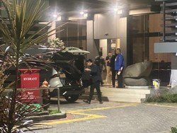 Geledah Kantor ESDM Jatim, Penyidik Bawa 4 Kotak Kontainer Dokumen