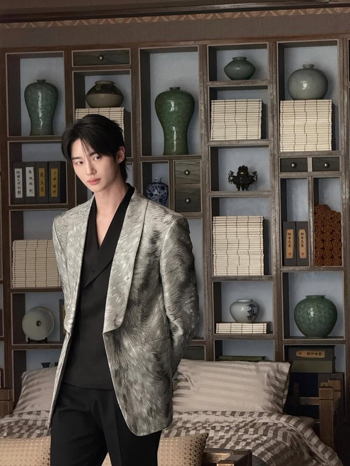 Nah, bagi yang belum tahu, &lsquo;Perfect Crown&rsquo; yang berlatar abad ke-21 menceritakan sebuah kisah romantis antara seorang wanita pewaris chaebol di Korea Selatan dan seorang pria kerajaan yang tidak berdaya./ Foto: instagram.com/byeonwooseok
