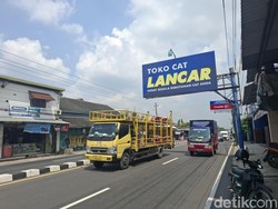 Truk Muatan Trafo Jumbo Nyangkut Baliho Sempat Bikin Macet Jalan Wates