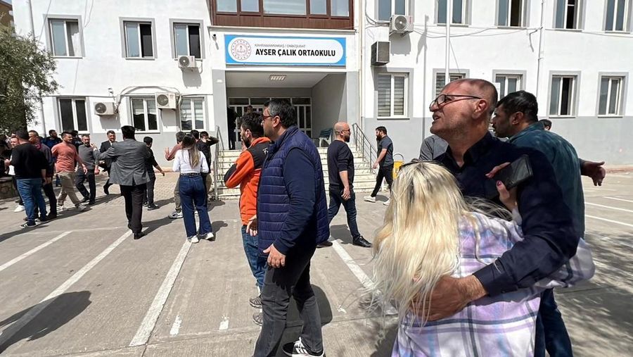 Petugas polisi berseragam dan polisi berpakaian preman mengamankan letak setelah penembakan sekolah nan menewaskan banyak orang, di provinsi Kahramanmaras bagian tenggara, Turki, 15 April 2026. (IHA (Ihlas News Agency) via REUTERS)