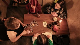 Cerita Para 'Dukun Modern' dan Bisikan Sunyi dari Kartu Tarot