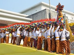 10 Tahapan Upacara Adat Erau Kutai, dari Menjamu Benua hingga Belimbur