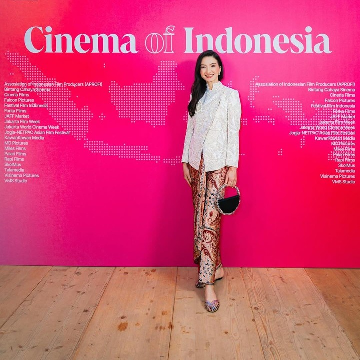 <p>Penampilan Raline Shah memikat lewat kebaya janggan modern berwarna putih yang dipadu kain batik saat menghadiri Cannes Film Festival. Paduan busana ini menghadirkan gaya elegan yang bisa jadi inspirasi kebaya Hari Kartini 2026. (Foto: IG @ralineshah)</p>
