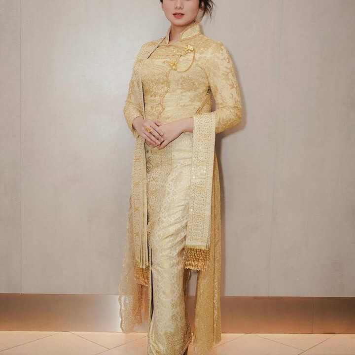 <p>Pesona Tissa Biani juga tampil sangat anggun dalam balutan kebaya janggan bernuansa kuning emas saat menghadiri gala <em>premiere</em> film Malaysia&nbsp;<em>Pendekar Awang</em>, bisa jadi inspirasi kebaya elegan untuk merayakan Hari Kartini. (Foto: IG @tissabiani)</p>