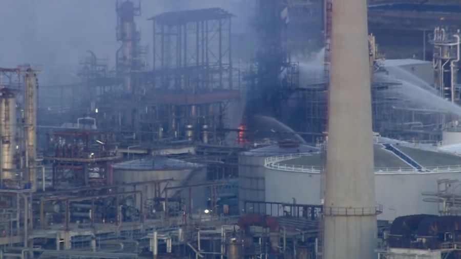 Petugas pemadam kebakaran berjuang memadamkan kebakaran besar nan terjadi di kilang Geelong milik Viva Energy Group di Australia selatan pada Kamis (16/4/2026). (Tangkapan Layar Video Reuters/)