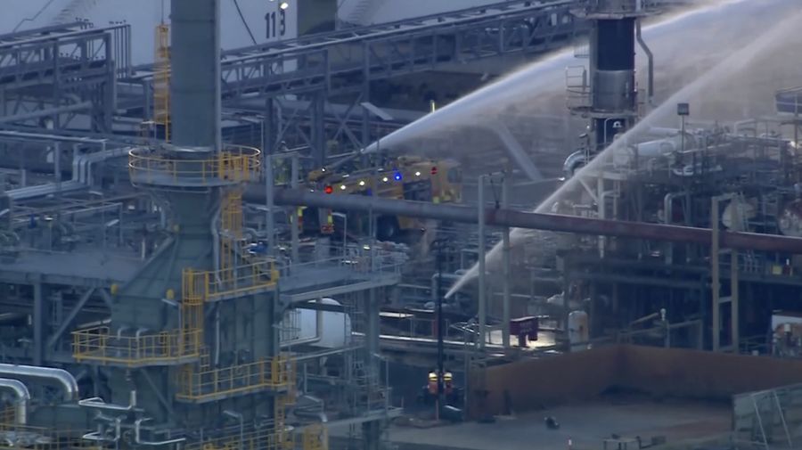 Petugas pemadam kebakaran berjuang memadamkan kebakaran besar nan terjadi di kilang Geelong milik Viva Energy Group di Australia selatan pada Kamis (16/4/2026). (Tangkapan Layar Video Reuters/)