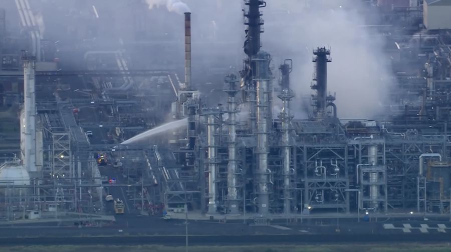Petugas pemadam kebakaran berjuang memadamkan kebakaran besar nan terjadi di kilang Geelong milik Viva Energy Group di Australia selatan pada Kamis (16/4/2026). (Tangkapan Layar Video Reuters/)