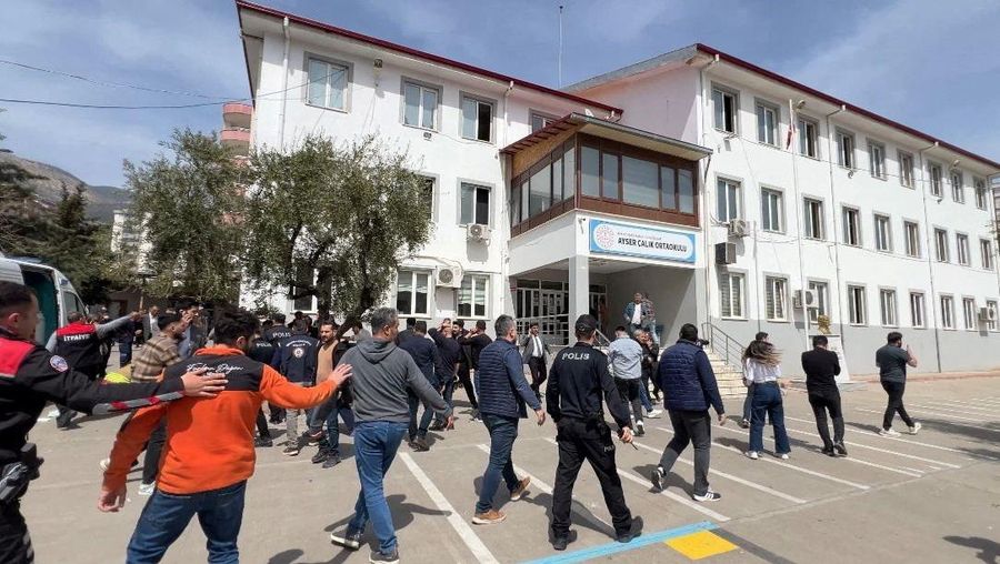 Petugas polisi berseragam dan polisi berpakaian preman mengamankan letak setelah penembakan sekolah nan menewaskan banyak orang, di provinsi Kahramanmaras bagian tenggara, Turki, 15 April 2026. (IHA (Ihlas News Agency) via REUTERS)