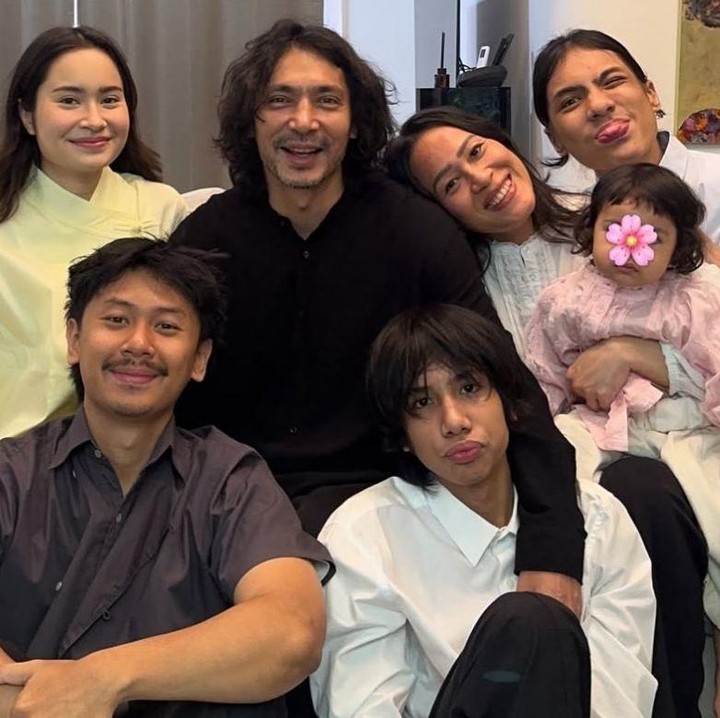 <p>Selain mengunggah foto di momen <em>anniversary</em>, Inong Ayu juga menuliskan pesan hangat untuk sang suami. "Enggak cukup <em>slides</em>-nya, kalau mau di-<em>posting </em>lebih banyak lagi <em>moment</em>-<em>moment</em> setelah sekitar 9000 hari hidup bareng (Lumayan lama juga ya itu foto di buku nikah sampe jadul bener). <em>Congrats</em> lhooo, udah saling kuat ngadepin satu sama lain hahahaaay, dari hidup berdua pas-pasan di kost-an sampai jadi rame segambreng begini," tulis Inong, dikutip dari akun Instagram <em>@inong_ayu</em>. (Foto: Instagram @inong_ayu / @abimana_arya)</p>