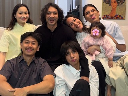 Potret Inong Ayu & Abimana Aryasatya Anniversary ke-25, Kini Dikaruniai 5 Anak