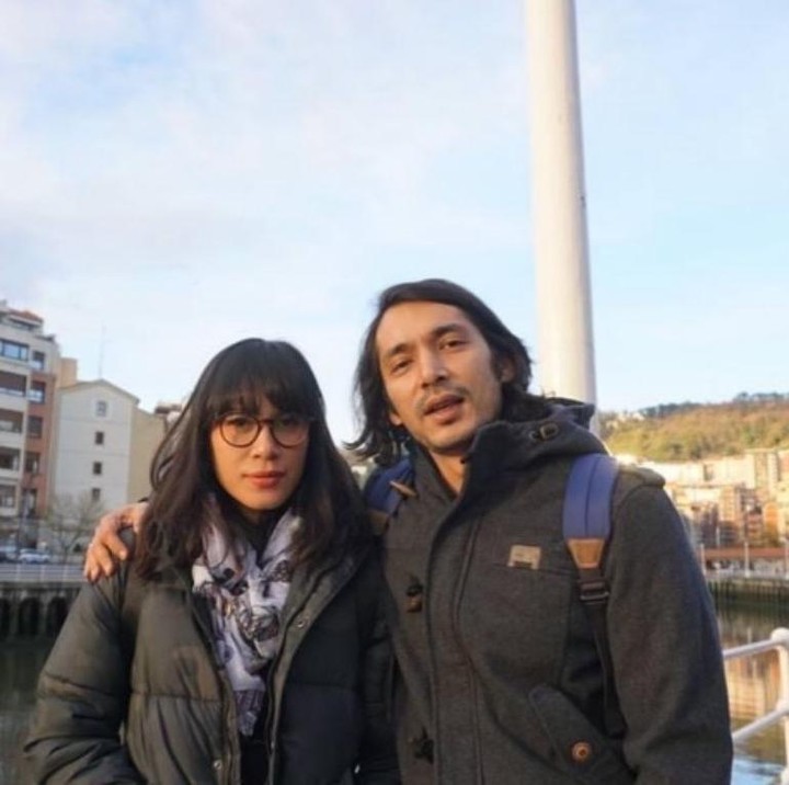 <p>Untuk merayakan hari bahagia mereka, pasangan ini membagikan beberapa potret jadul di awal menikah hingga momen liburan ke luar negeri. Meski telah lama menikah, keromantisan mereka tampaknya tak pernah pudar, Bunda. (Foto: Instagram @inong_ayu / @abimana_arya)</p>