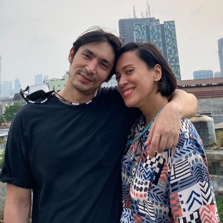 <p>Tidak berhenti sampai di situ, Inong pun memberikan ucapan manis untuk sang suami tercinta. "<em>Happy anniversary</em>&nbsp;Robertinooo Candelas Aguinaga a.k.a Abimana Aryasatya. Semoga cinta kita selalu pulang kerumah yang sama!" ungkapnya. (Foto: Instagram @inong_ayu / @abimana_arya)</p>