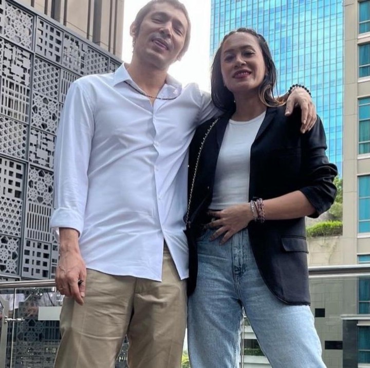 <p>Selama 25 tahun membangun rumah tangga, pasangan ini selalu terlihat harmonis dan menikmati setiap momen kebersamaan mereka. Inong dan suami juga dikenal sebagai pasangan yang jauh dari gosip miring, Bunda. (Foto: Instagram @inong_ayu / @abimana_arya)</p>