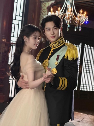 IU dan Byeon Woo Seok Bagikan Potret di Balik Layar Drakor Pefect Crown