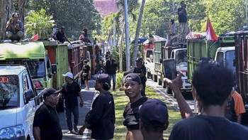 FOTO: Ratusan Truk Sampah Geruduk Kantor PPLH Bali