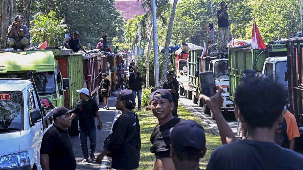 FOTO: Ratusan Truk Sampah Geruduk Kantor PPLH Bali