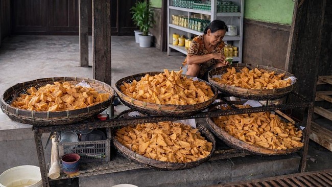 Bagi Nia bergabung dengan PNM Mekaar dan BRI tak hanya soal akses pembiayaan namun juga membuka peluang memperluas jejaring usaha.