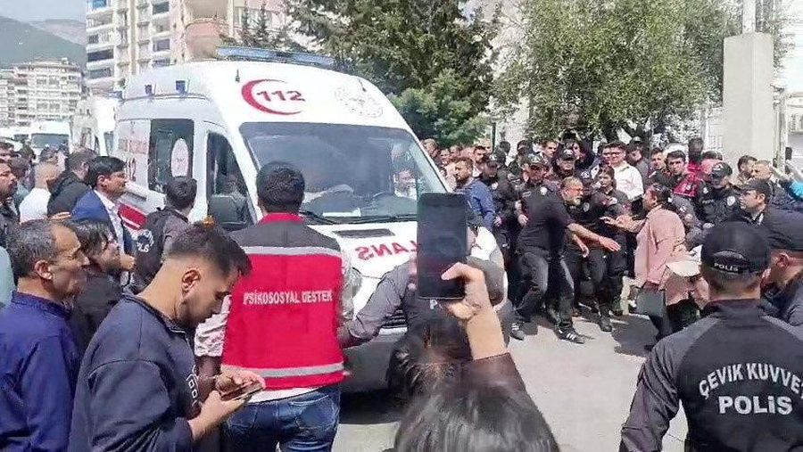 Petugas polisi berseragam dan polisi berpakaian preman mengamankan letak setelah penembakan sekolah nan menewaskan banyak orang, di provinsi Kahramanmaras bagian tenggara, Turki, 15 April 2026. (IHA (Ihlas News Agency) via REUTERS)