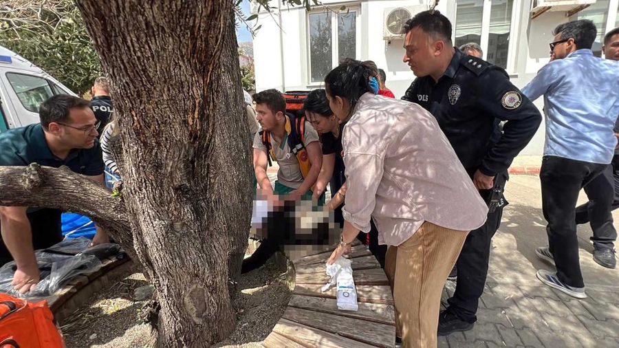 Petugas polisi berseragam dan polisi berpakaian preman mengamankan letak setelah penembakan sekolah nan menewaskan banyak orang, di provinsi Kahramanmaras bagian tenggara, Turki, 15 April 2026. (IHA (Ihlas News Agency) via REUTERS)