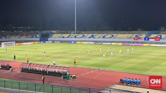 Timnas Indonesia U-17 tertinggal 0-1 dari Malaysia pada pertandingan babak pertama Grup A Piala AFF U-17 2026 di Gresik, Kamis (16/4).