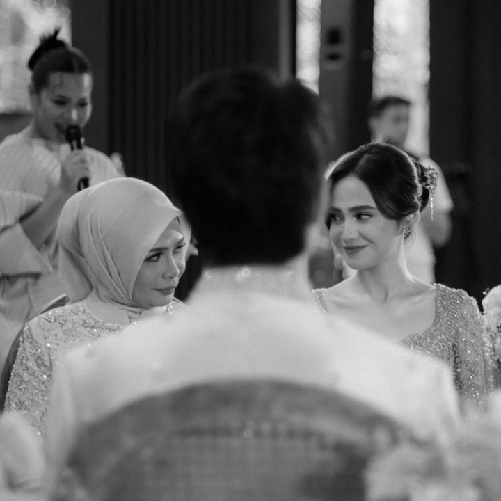 <p>Lebih lanjut, ia mengungkap bahwa ini menjadi perayaan ulang tahun terakhir sebelum dirinya menikah dengan El Rumi. &ldquo;Ini adalah ulang tahun terakhir yang kita rayakan sebelum aku menikah, insyaAllah. Sebentar lagi keluarga kita akan bertambah dan menyambut anggota baru,&rdquo; tuturnya.&nbsp;(Foto: Instagram @syifahadju)</p>