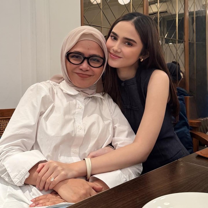 <p>Meski banyak warganet yang turut menyampaikan ucapan ulang tahun, tak sedikit juga yang salah fokus dengan pesona keduanya yang sama-sama cantik dan menawan. &ldquo;Pantes anak nya cantik ibu nya juga cantik, masyaallah tabarakallah,&rdquo; tulis akun <em>@liy****.</em> &ldquo;Pantesan Cipa cantiknya kebangetan, nurun dari ibu nya yg masyaAllah cantik... selalu bahagiaaa ya aamiin,&rdquo; tulis akun <em>@nouraminaya****.&nbsp;</em>(Foto: Instagram @syifahadju)</p>