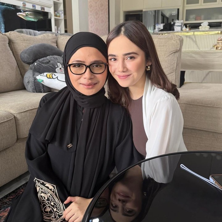 <p>Syifa Hadju tampaknya tak pernah lepas dari sorotan publik, begitu juga dengan kehidupan keluarganya. Baru-baru ini, sang artis pun berhasil mencuri perhatian lewat <em>postingan</em> terbaru bersama ibunda, Shendy Hadju, di akun Instagram pribadinya. (Foto: Instagram @syifahadju)</p>