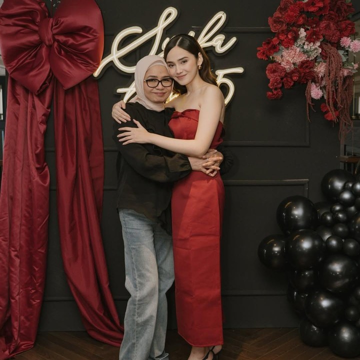 <p>Ia pun mengatakan akan selalu menjadi putri kecilnya, meskipun sebentar lagi menikah. Tak lupa, pesan itu ditutup dengan ungkapan rasa sayang. &ldquo;Dan meskipun sebentar lagi aku akan menjadi istri seseorang, ketahuilah bahwa aku akan selalu menjadi putri kecilmu. Selamat ulang tahun, Ibu! Aku sangat mencintaimu. Selamanya,&rdquo; tutup Syifa.&nbsp;(Foto: Instagram @syifahadju)</p>