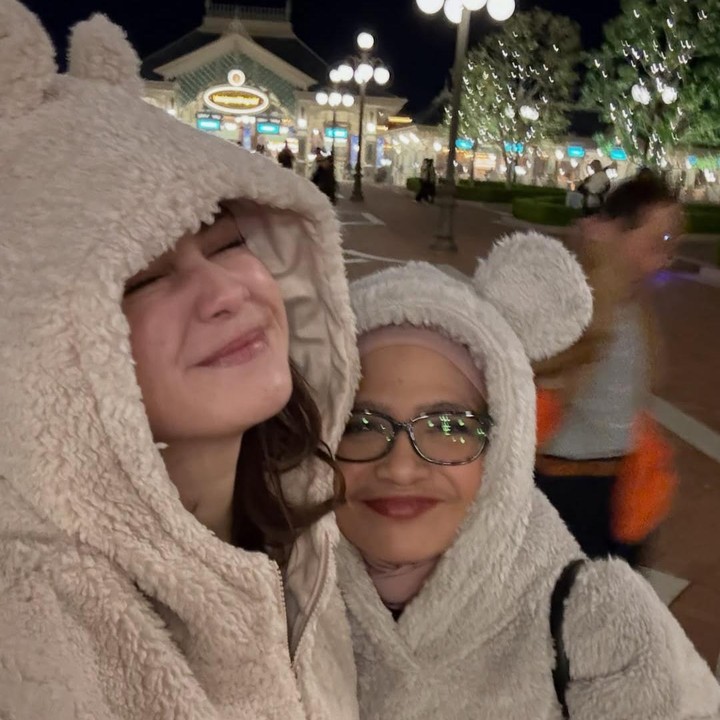 <p>Dalam unggahan itu, Syifa mememberikan ucapan penuh doa dan kasih sayang untuk ibunda yang tengah berulang tahun. &ldquo;Terima kasih telah menghabiskan separuh hidupmu untuk mencintaiku dan membesarkanku menjadi diriku yang sekarang. Terima kasih karena selalu mengajarkanku kekuatan, dan mengingatkanku apa artinya menjadi ikhlas dan mempercayai rencana Allah, bahkan di saat-saat tersulit,&rdquo; tulisnya, dikutip dari laman Instagram <em>@syifahadju,</em> Kamis (16/4/2026).&nbsp;(Foto: Instagram @syifahadju)</p>