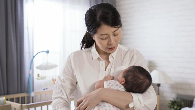 Ibu menyusui biasanya akan selalu berusaha menjaga produksi ASI&period; Namun&comma; bila ASI tiba-tiba seret&comma; tak perlu panik ya&period; Bunda bisa melakukan beberapa hal ini&period;