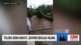 VIDEO: Tolong Siswi Hanyut, Satpam Sekolah Hilang