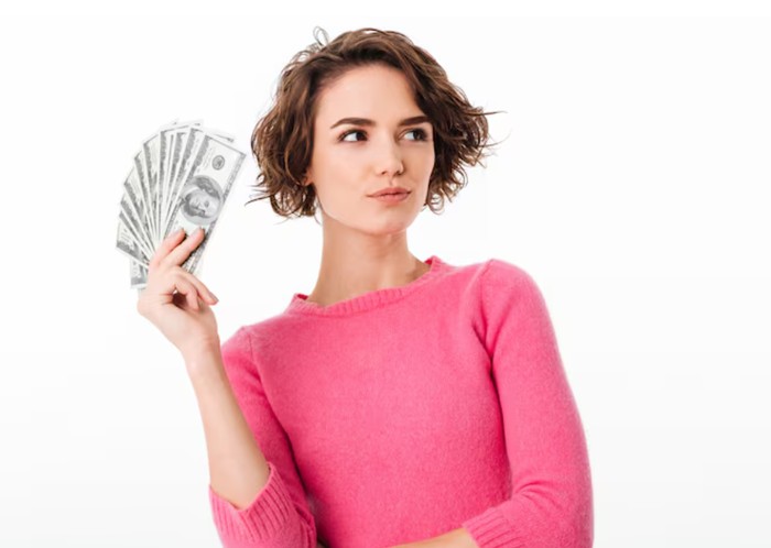 Uang memiliki batas dan tidak lagi berdampak pada kebahagiaan. Uang bisa mengorbankan hubungan yang sehat/Foto: freepik.com/drobotdean