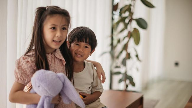 Usia Berapa Anak Boleh Ditinggal Sendiri Di Rumah Dan Menjaga Adiknya?