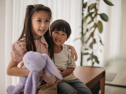 Usia Berapa Anak Boleh Ditinggal Sendiri di Rumah dan Menjaga Adiknya?