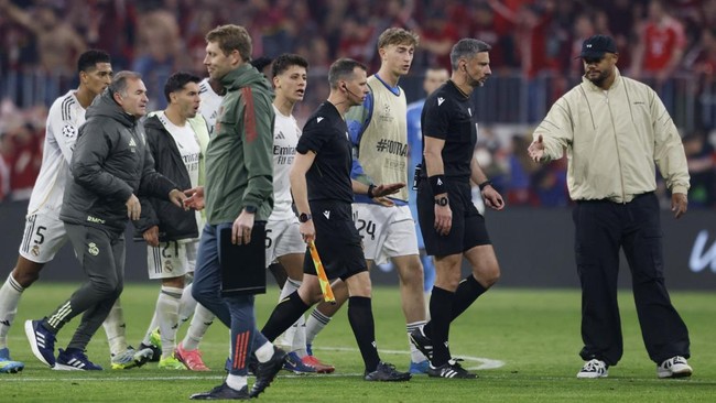 Kapten Real Madrid Dani Carvajal mengamuk kepada wasit setelah Los Blancos digulung Bayern Munchen 3-4 dalam leg kedua babak perempat final Liga Champions.