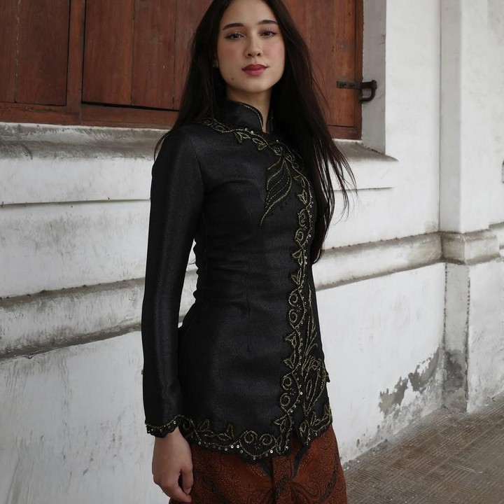 <p>Yasmin Napper turut merayakan Hari Kartini dengan mengenakan kebaya janggan elegan berwarna hitam yang dipadukan bersama kain batik berwarna cokelat gelap. Meskipun klasik dan sederhana, tampilannya tetap anggun &amp; cantik (Foto: IG @yasminnapper)</p>