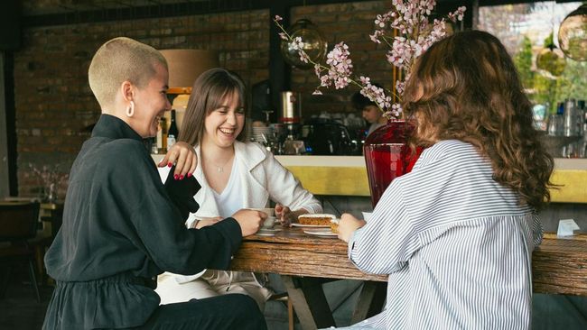 Bawa Energi Positif, 5 Zodiak Ini Paling Mudah Disukai Orang Lain